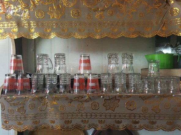 Tea-cups-glasses-Zaatari-refugee-camp-Yasmine-Shamma