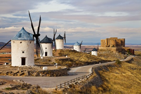 Historic-windmill-and-the-Castle-of-Consuegra